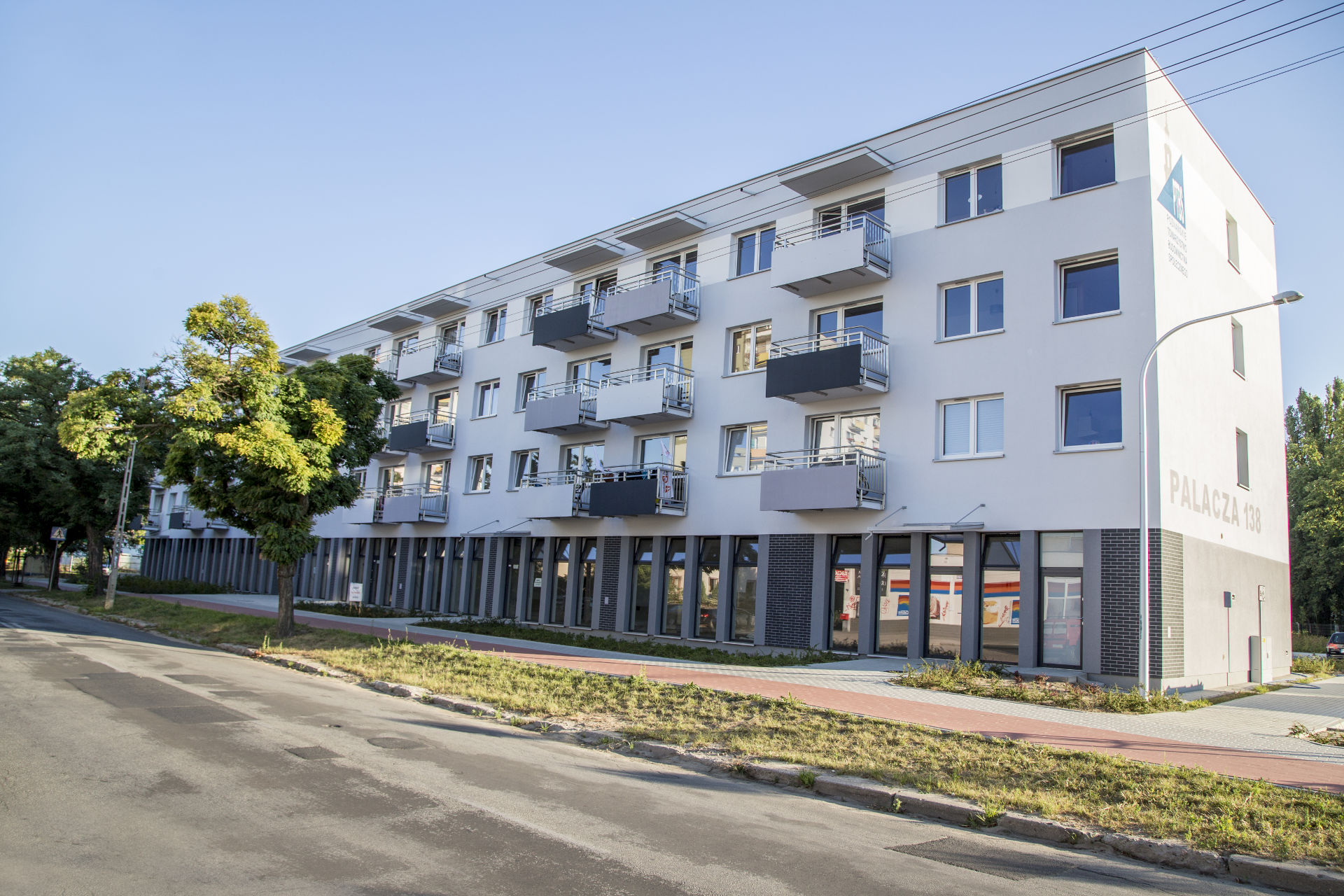 Nowoczesny budynek mieszkalny TBS w Polsce – budynek z balkonami na osiedlu
